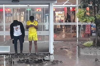 Moradores de Pomasqui no pudieron movilizarse por la fuerza del agua.