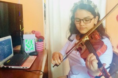 Laira Murillo refuerza sus conocimientos de violín con las clases de Dante.