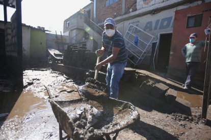 Las autoridades explicaron que las infraestructuras afectadas por el lodo subió de cuatro a nueve.