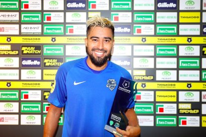 Noboa y uno de los tantos premios que ha ganado en esta temporada con el Sochi.