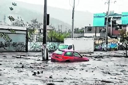 Un auto rojo flotaba como canoa cuando la avenida se llenó de agua.