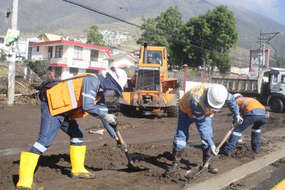 El lodo dejó inhabilitada la vía principal. La remoción se hizo hasta la tarde.