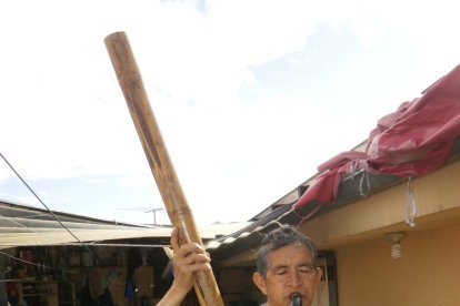 Una bocina hecha con pedazos de cuerno de res, unidos con clavos y  con un trozo de caña 

guadua.