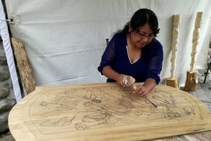 Con cincel, martillo y otras herramientas, Celina Sánchez crea en madera.