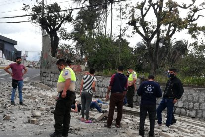 La gente se acercó para ayudar a los afectados.