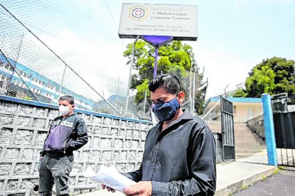 Hernán, padre de Julissa, llegó a la morgue para retirar el cuerpo.