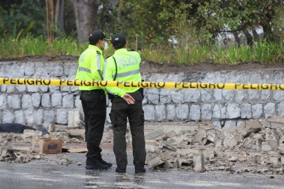 La pared pudo debilitarse por la lluvia.