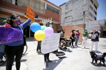 Colectivos feministas realizaron un plantón en las afueras de la Unidad de Violencia contra la Mujer mientras se desarrolló la audiencia.
