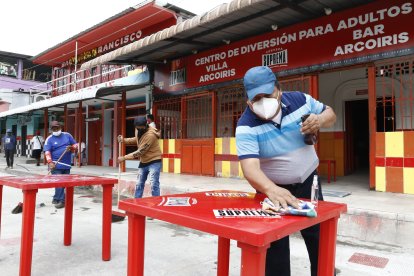 Sacaron mesas y sillas para hacer una limpieza individual.