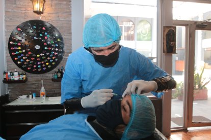 Damián explica cómo se realiza una pigmentación en los ojos.