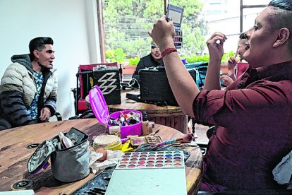 Mientras las artistas se preparan para el ensayo.