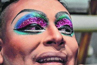 Con destreza, la artista va ‘tallando’ las cejas y los labios de una drag. Tarda más de una hora en hacerlo.