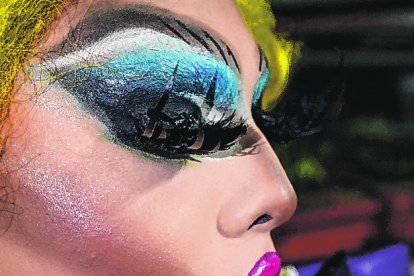 Bella Montreal llega maquillada al centro comunitario. Luego  saca de una maleta 
un atuendo lleno de rosas. Es su vestimenta para el ensayo.