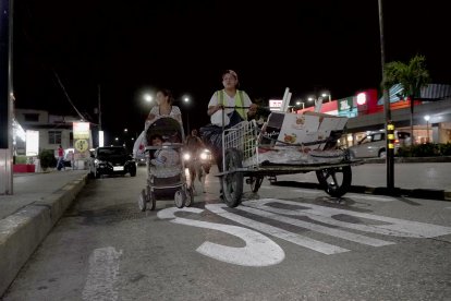 Daniel, Elizabeth todos los días rebuscan en la basura del sector norte de Guayaquil. Ellos son recicladores.