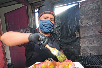 Vilma Pillajo prepara los platos típicos.