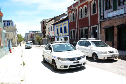 Varias patrullas recorrían el sitio luego del asalto.