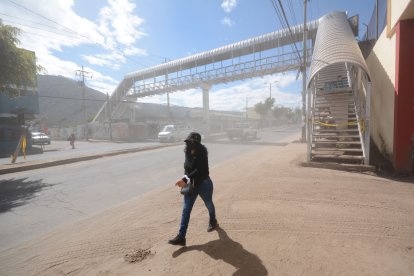 El lodo seco ocasiona más polvareda en la zona y el puente peatonal está cerrado  temporalmente.