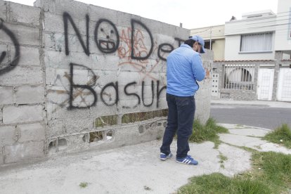 Cerca de esta pared fue abandonada, dentro de una funda, la recién nacida.