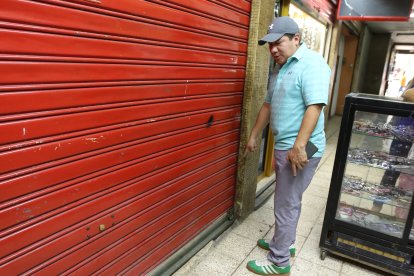 Justo Pionce mostró la puerta por donde ingresaron los pillos. Dañaron los candados y rompieron el vidrio.
GERARDO MENOSCAL
Agencia (ag-expreso)