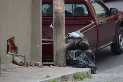 Se sacan enseres del expenal para, al parecer, venderlos. También duermen en el inmueble.