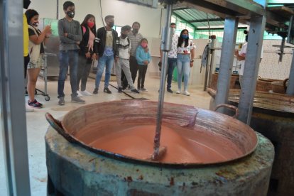 Los turistas pueden conocer el proceso de creación de productos.