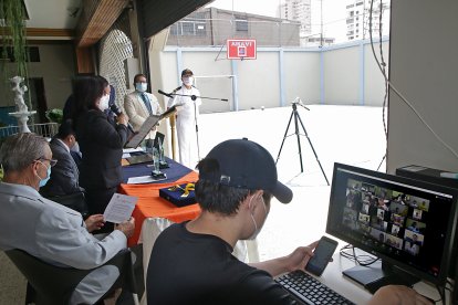 Momentos en que Catalina Cuesta, rectora de Visión, se dirige a los estudiantes, vía online.