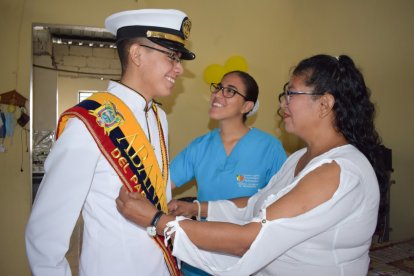 José Manuel Méndez es felicitado por sus familiares.