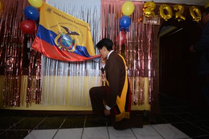 La familia de Alejandro Guamán le consiguieron una bandera para el acto.