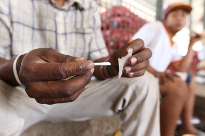 Luis Eduardo narra sus penurias, mientras se alista para inhalar.
GERARDO MENOSCAL
Agencia (ag-expreso)