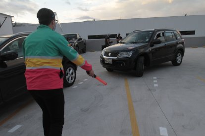 Los controles de  temperatura y uso de tapabocas son rigurosos a la entrada de los autocines.