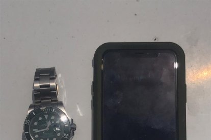 El reloj y el celular del que fueron sustraídas al director del BSC.