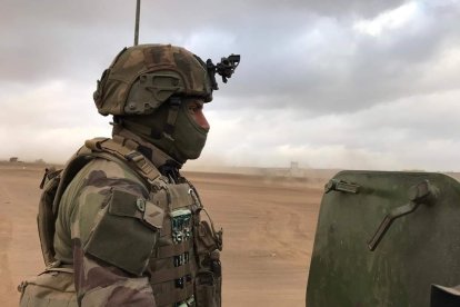 Cuando el soldado no maneja el blindado acompaña a sus amigos en la misión.