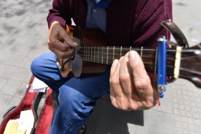 Este instrumento se lo conoce como cuatro venezolano y debe su nombre al número de cuerdas que tiene.