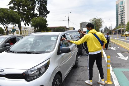 En solo 30 segundos tienen que convencer a los conductores para que les apoyen con monedas.