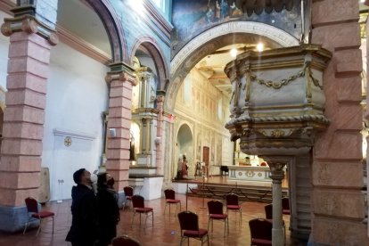 El púlpito está elaborado de madera tallada.