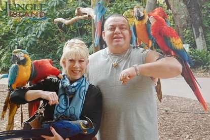 Hugo quedó viudo hace 10 meses. Aquí junto a su esposa rodeados de guacamayos.