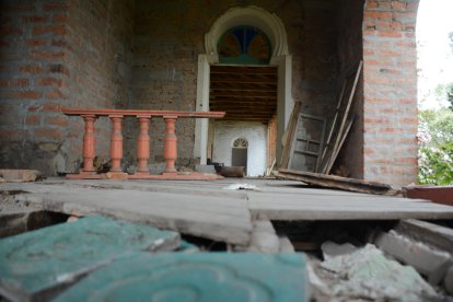 Huecos en el suelo, puertas desbaratadas... es como luce ahora la casa.