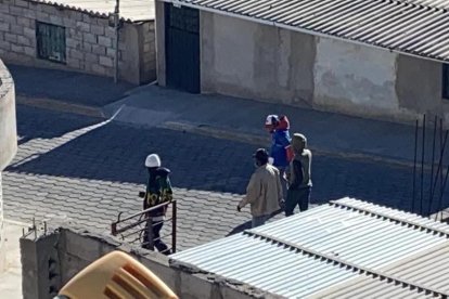 Los vecinos comparten las fotos para identificar a personas sospechosas.