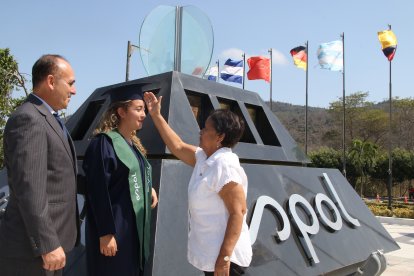 Ruth Ramos recibe la bendición de su abuela Teresa Soriano y Enrique Ramos.