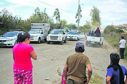 Vecinos miraban desde lejitos el trabajo de los uniformados.
