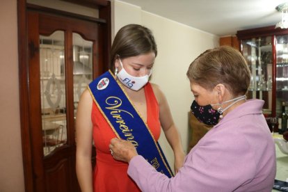 Los familiares colocaron las bandas. En la imagen la virreina Diana Heredia.