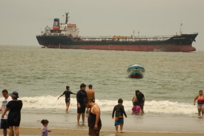 Desde la orilla se observa el paso de los buques mercante.