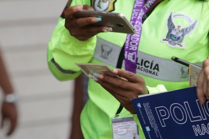 Los investigadores revisas los documentos donde constan los nombres del sospechoso.  

PERIODISTA : MARCELO GUTIRREZ 

FECHA : 01/10/2020 

Agencia (ag-extra)