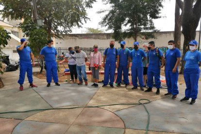 Luego de las tareas los participantes en la minga posaron junto al parque limpio.
