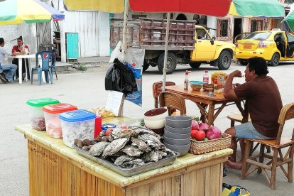 Quienes cuentan con los medios han podido colocar en sus puestos sillas y mesas para comodidad de los comensales.