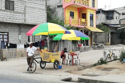 Los triciclos de ceviches también es otra opción y con ellos toca comer al ‘vuelo’.