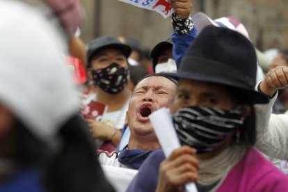 1. En las afueras del mercado de Las Cuadras, en el sur de Quito, los compradores se amontonan para ingresar. 2. Los protestantes no respetan el distanciamiento social durante las medidas de hecho. Incluso hay personas que gritan sin mascarilla.