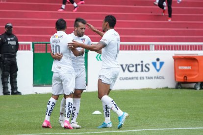 El festejo del gol de Villarruel, era el primero del partido.