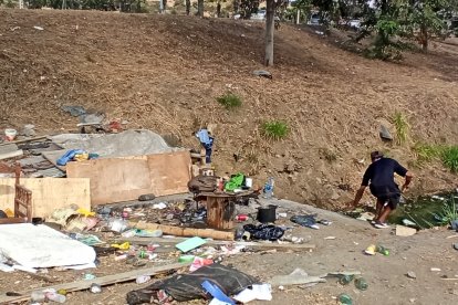 Los habitantes de la improvisada casa deben descender dos metros para poder ingresar.