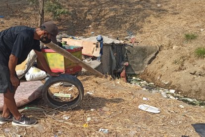 Miguel Ángel Cuenca busca entre la basura algún objeto de valor que pueda vender.
